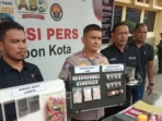 Kos-Kosan Disulap Pabrik Tembakau Sintetis di Cirebon Kos-Kosan Disulap Pabrik Tembakau Sintetis di Cirebon