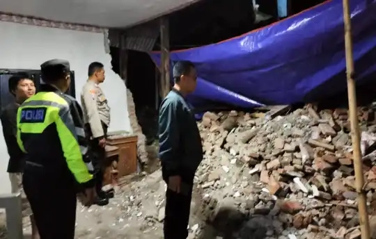 Longsor Prigen, Dua Rumah Warga Ambrol