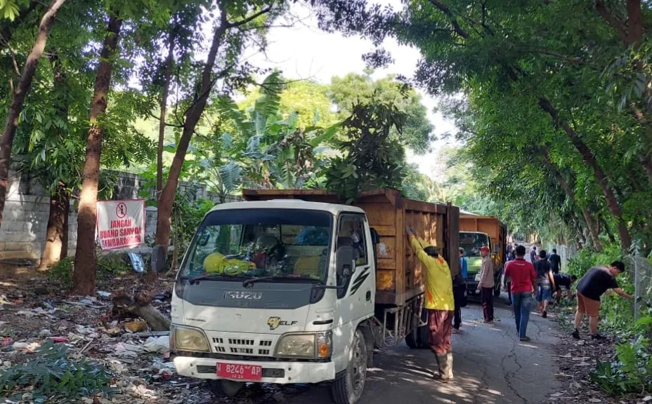 Warga GKA dan DLH Gresik Bersihkan TPS