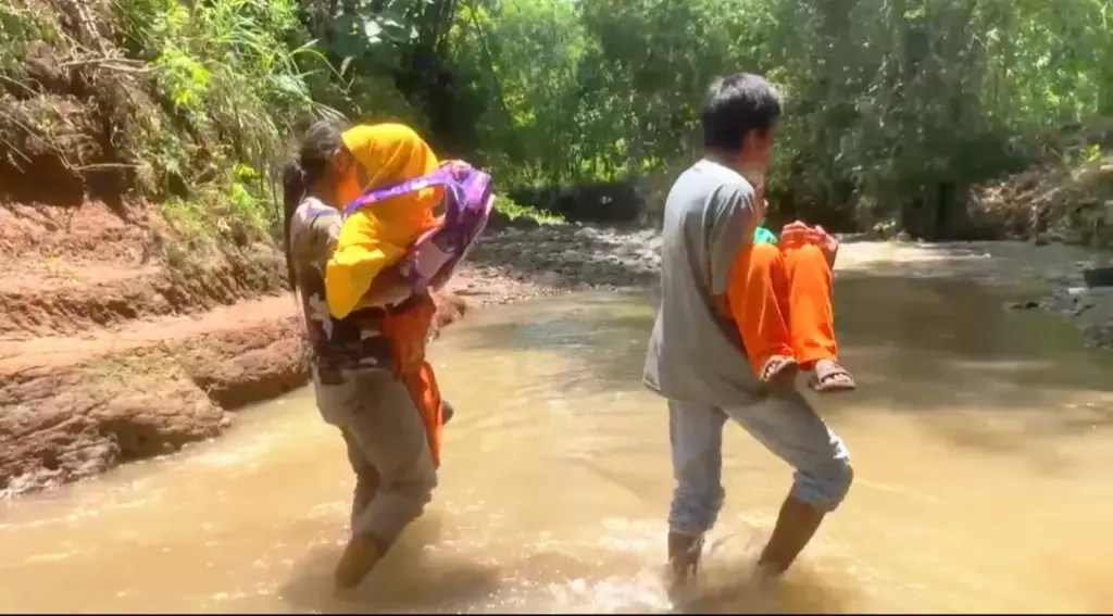 Anak Sekolah Ponorogo Seberangi Sungai Tanpa Jembatan