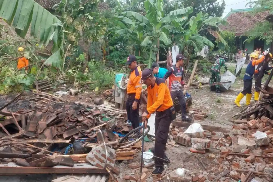 Angin Kencang dan Hujan Rusak Rumah di Madiun
