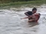 Bocah Hanyut di Ngunut Diselamatkan Warga