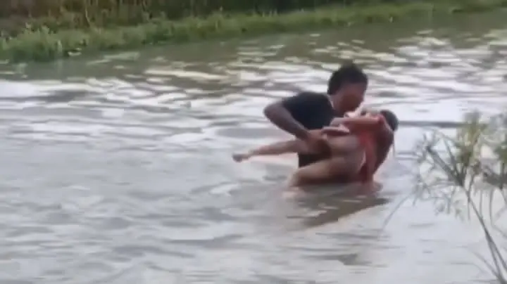 Bocah Hanyut di Ngunut Diselamatkan Warga