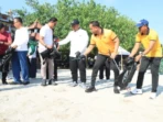 Bupati Gresik Pimpin Bersih Pantai Dalegan
