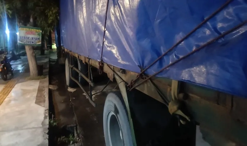 Diduga Mabuk, Pemotor Tabrak Truk di Wonoasri