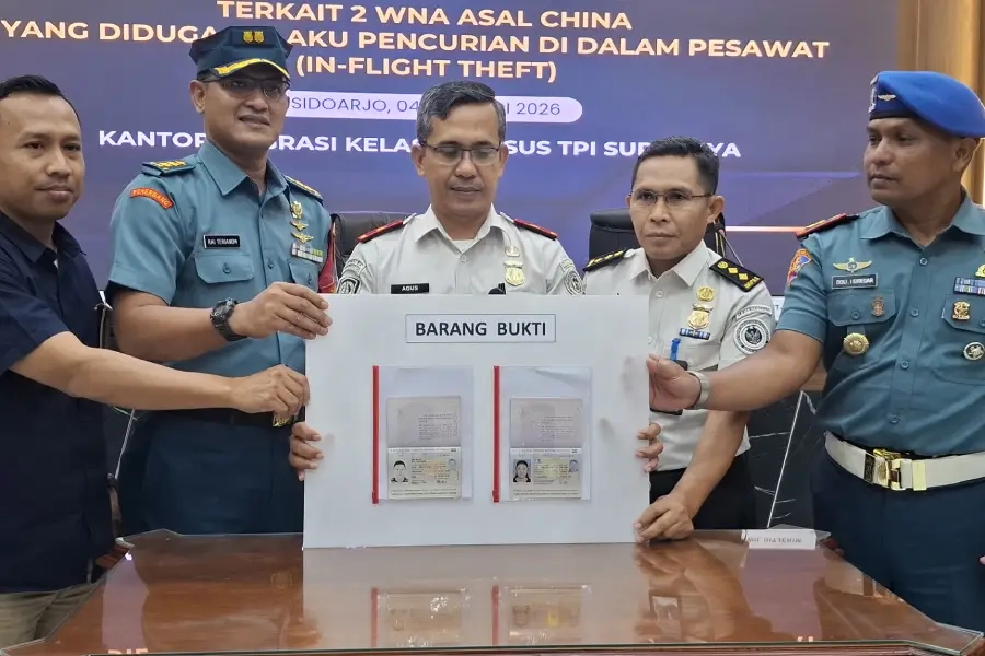 Dua WNA China Curi Uang di Pesawat
