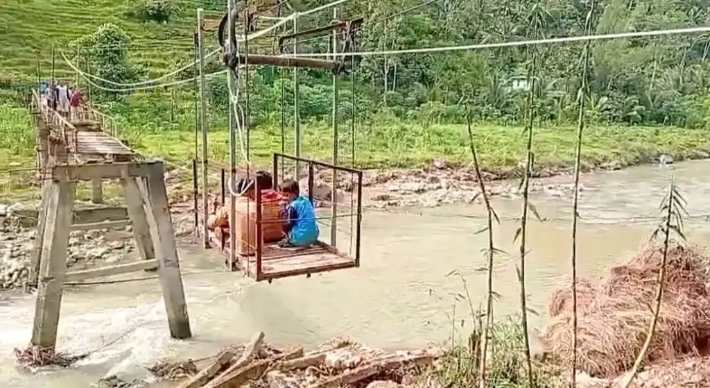 Jembatan Putus, Warga Bertaruh Nyawa