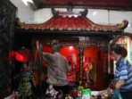 Kelenteng Hong San Ko Tee Surabaya Bersih-Bersih Jelang Imlek