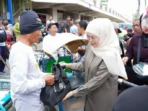Khofifah Bagikan Sembako Jelang Ramadan untuk Warga Surabaya