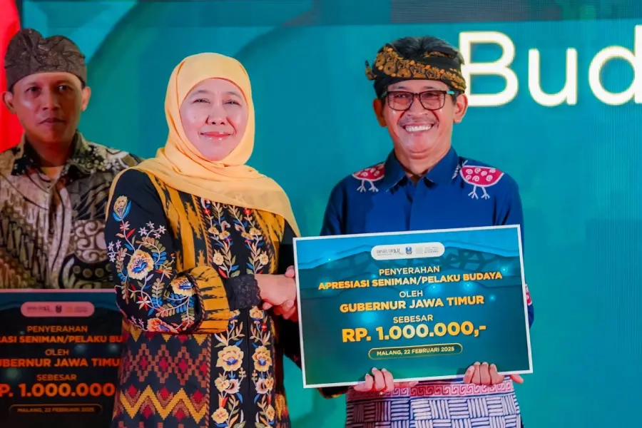 Khofifah Serahkan Apresiasi Seniman dan WBTB