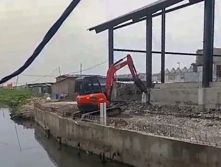 Lapangan Padel Ilegal Keputih Dibongkar