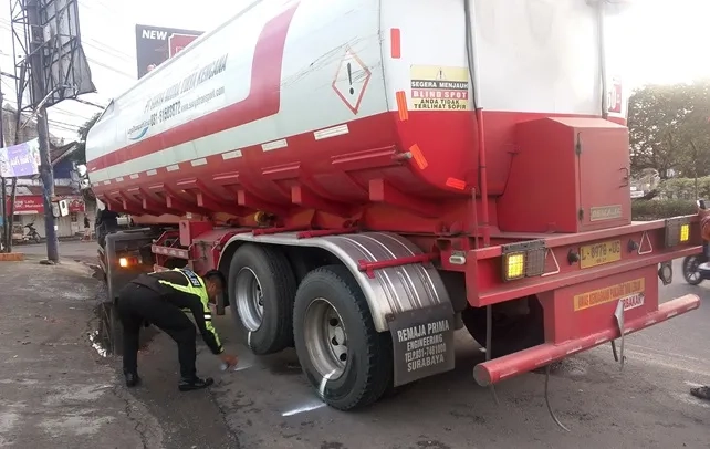 Motor Terlindas Truk, Pengendara Tewas