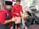 PDIP Bondowoso Bagi Takjil dan Bibit Pohon