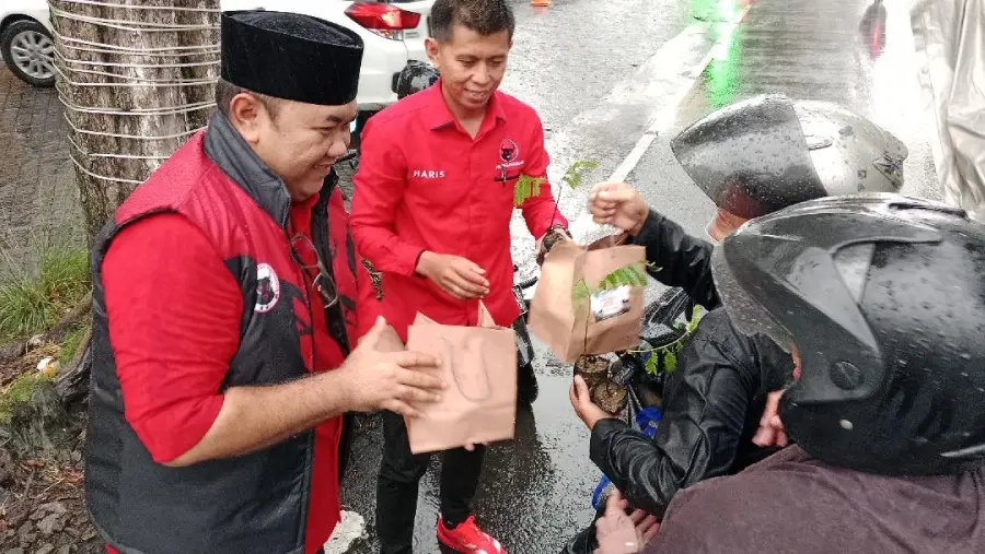 PDIP Bondowoso Bagi Takjil dan Bibit Pohon