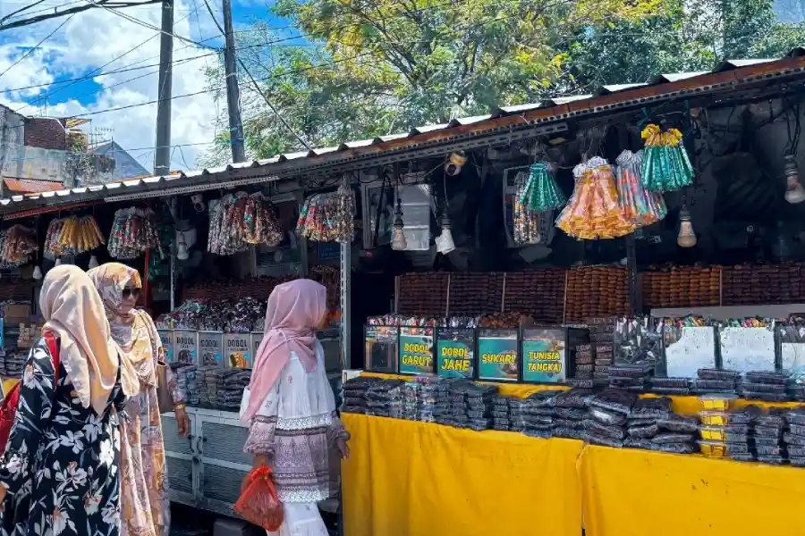 Pedagang Ampel Stok 7 Ton Kurma
