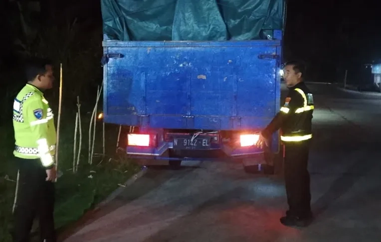 Pemotor Tewas Tabrak Truk Parkir di Jombang