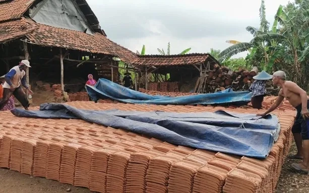 Perajin Lamongan Tagih Realisasi Program Gentengisasi