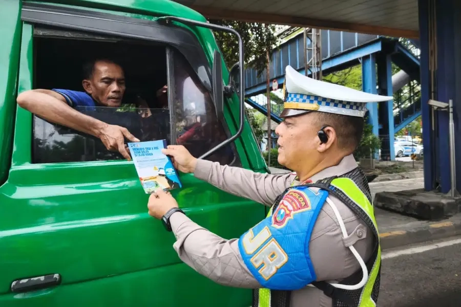 PJR Tertibkan Truk-Bus Lajur Kanan Tol