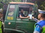 Polda Jatim Tertibkan Truk Kuasai Lajur Kanan