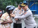 Polres Gresik Bagikan Helm Gratis Pengemudi Becak Listrik Polres Gresik Bagikan Helm Gratis Pengemudi Becak Listrik