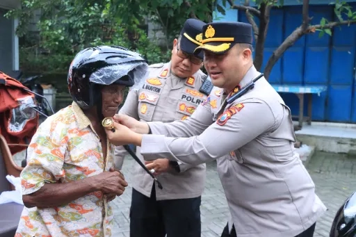 Polres Gresik Bagikan Helm Gratis Pengemudi Becak Listrik