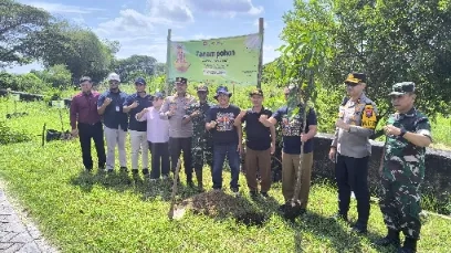 PWI Gresik Tanam 400 Pohon di Kali Lamong