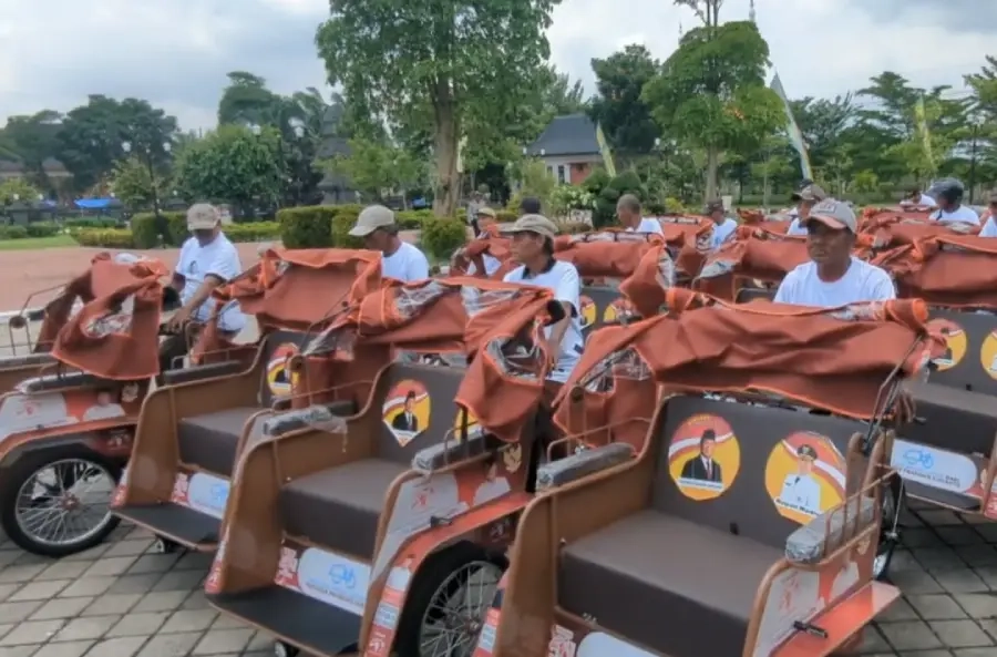 Ratusan Becak Listrik Dibagikan untuk Tukang Becak Lansia