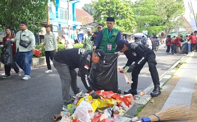 Relawan NSR Bersihkan Sampah Mujahadah NU di Malang