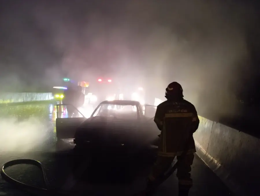 Sedan Terbakar di Tol Surabaya–Gresik