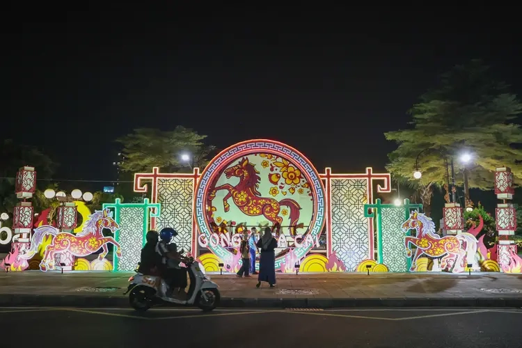 Surabaya Pasang Ornamen Imlek Ramah Lingkungan