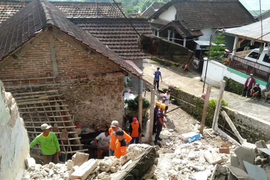 Talud Longsor Timpa Kandang Sapi di Plaosan