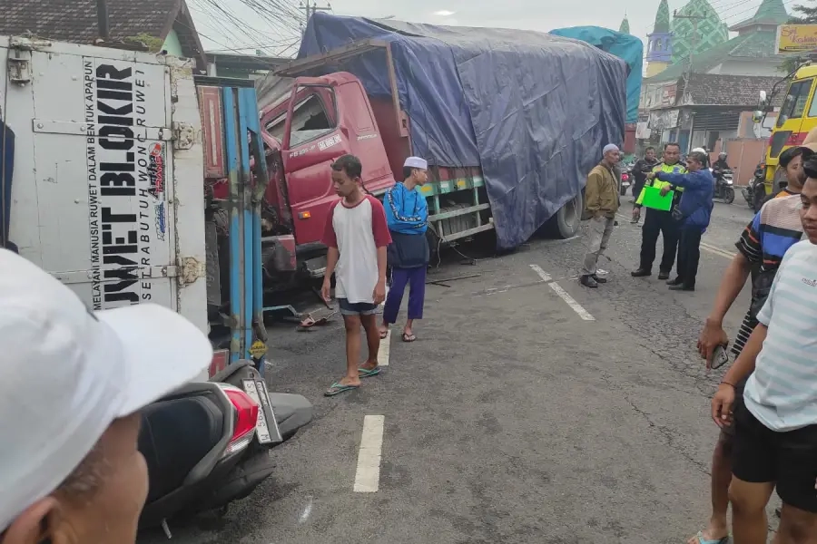 Truk Diduga Mengantuk, Empat Kendaraan Tabrakan Beruntun