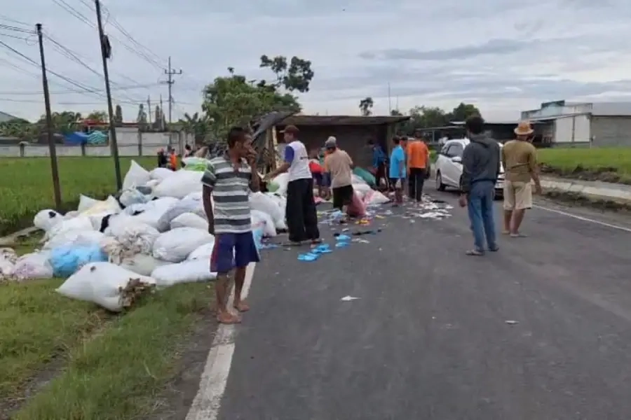 Truk Tabrakan di Ngawi, 4 Luka dan 2 Sapi Mati