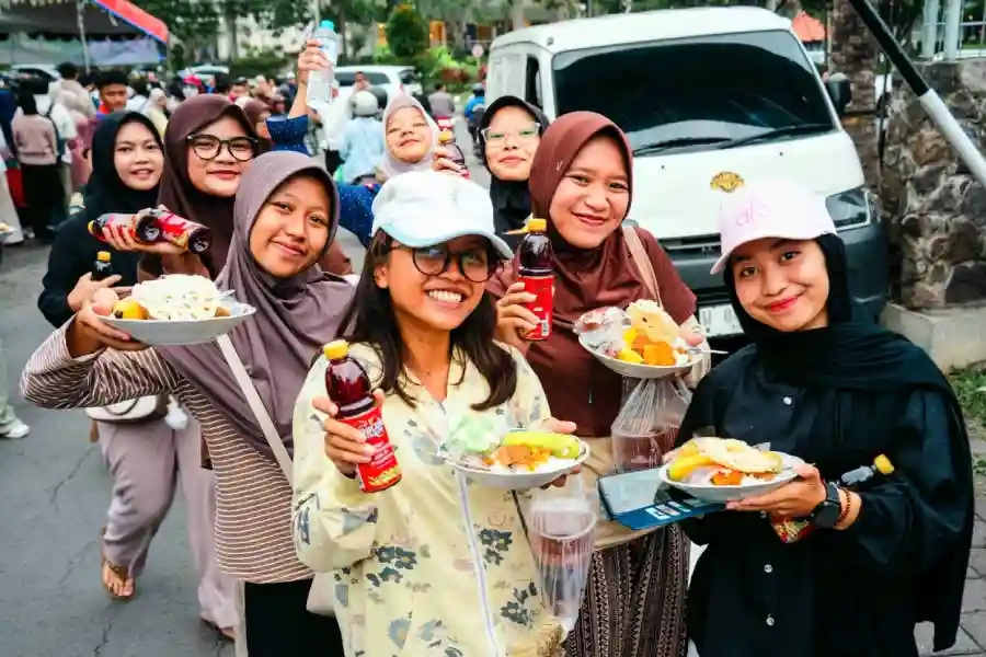 Unesa Bagikan 2.500 Takjil Gratis Setiap Hari