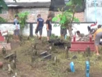 Warga Ponorogo Gelar Bersih Makam Sambut Ramadan