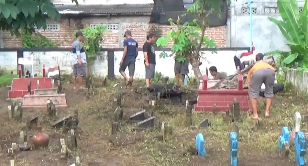 Warga Ponorogo Gelar Bersih Makam Sambut Ramadan