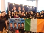 Westlifer Surabaya Sambut Westlife dengan Busana Nusantara