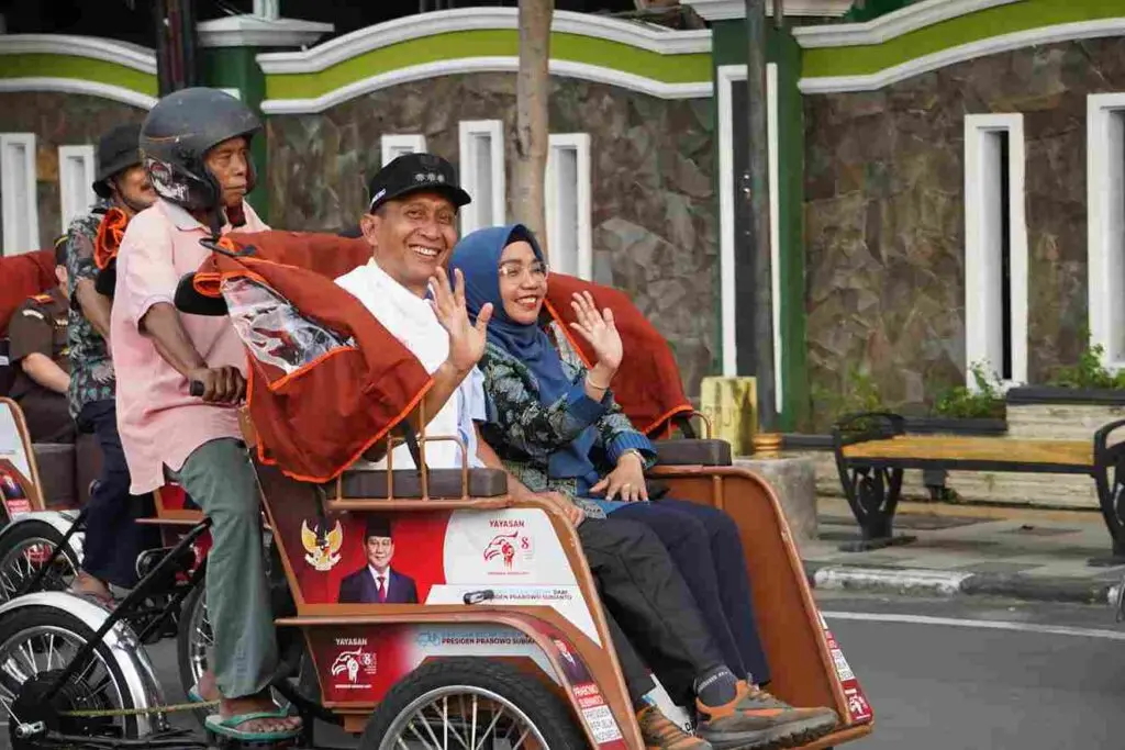 200 Becak Listrik Dibagikan untuk Tukang Becak Lansia