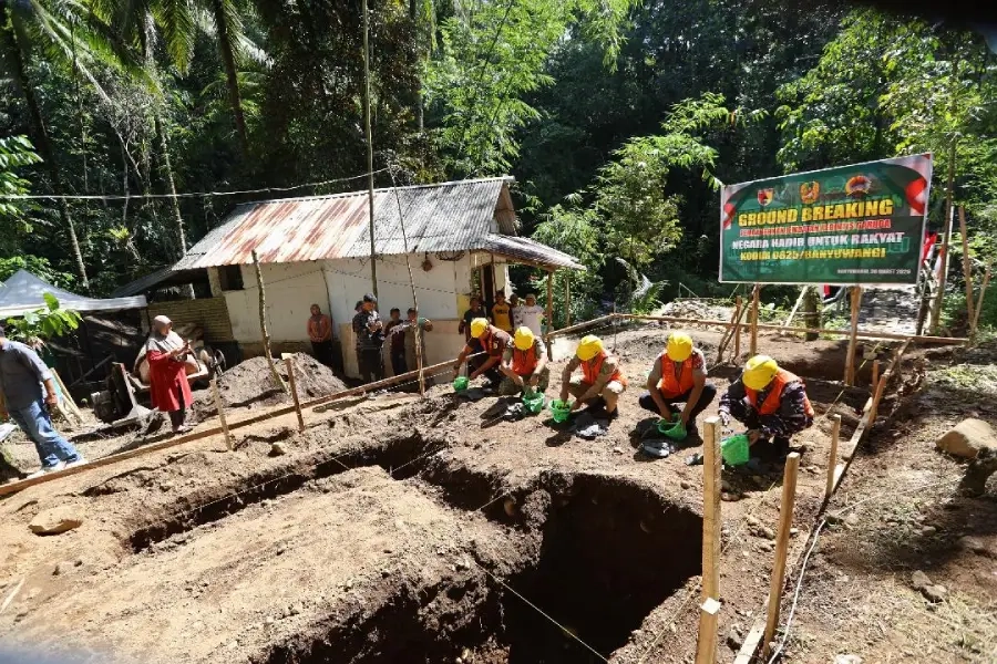 Jembatan Ambruk, TNI Kebut Akses Warga Banyuwangi