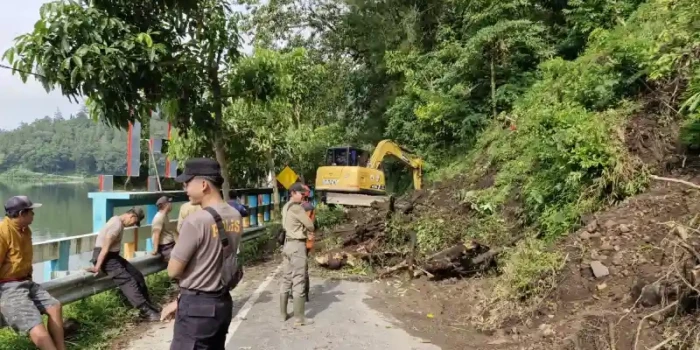 Longsor Lumpuhkan Jalur Telaga Ngebel, Akses Dialihkan