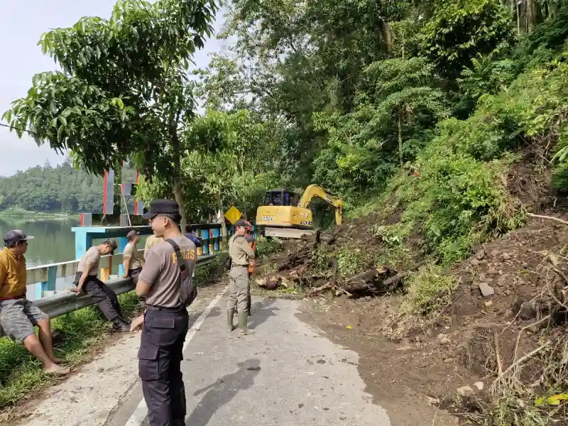 Longsor Lumpuhkan Jalur Telaga Ngebel, Akses Dialihkan