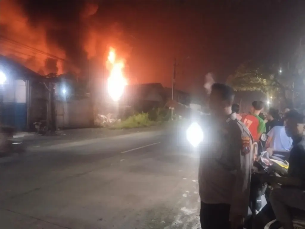Pabrik Cat Gresik Terbakar, Api Sulit Dipadamkan