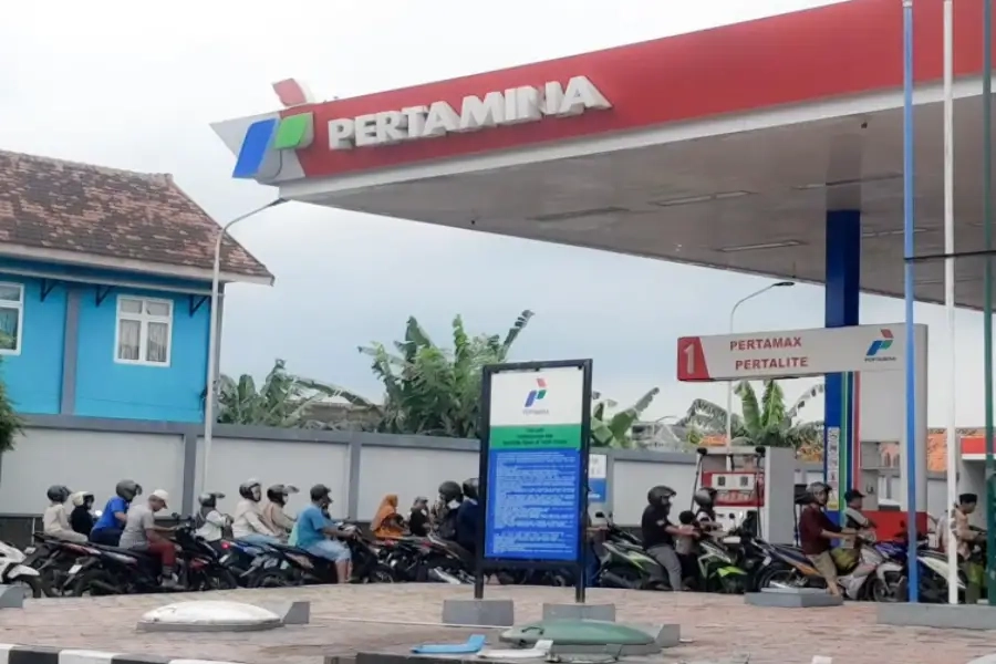 Panic Buying Picu Antrean BBM di Lumajang