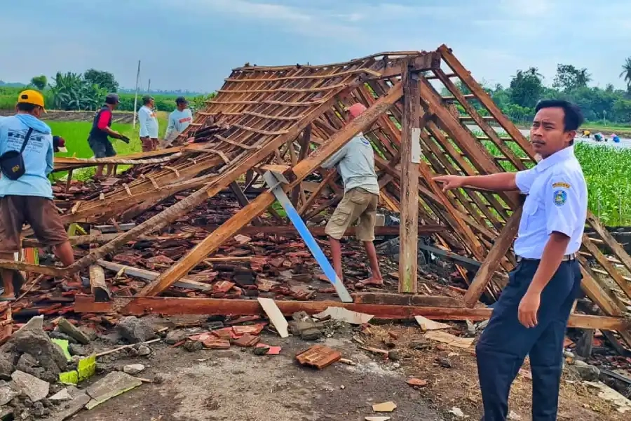 Puting Beliung Ambrukkan Rumah dan Balai Tani Situbondo