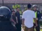 Remaja Tantang Polisi Saat Petasan Disita Remaja Tantang Polisi Saat Petasan Disita