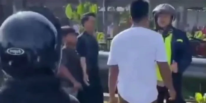 Remaja Tantang Polisi Saat Petasan Disita Remaja Tantang Polisi Saat Petasan Disita