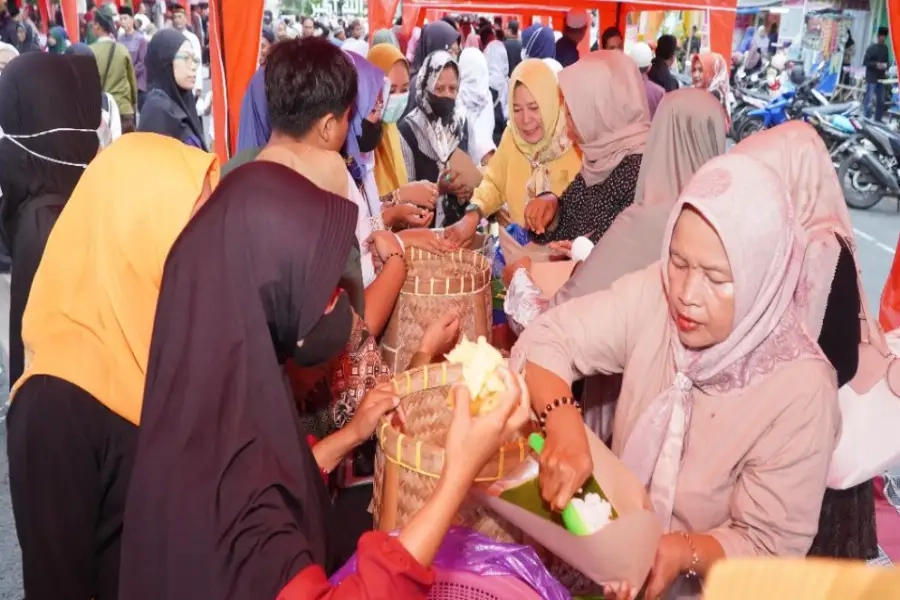 Ribuan Warga Serbu Nasi Boran Gratis Lamongan