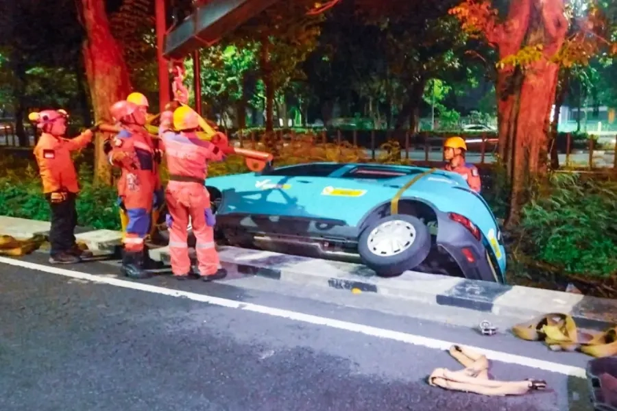 Sopir Ngantuk, Taksi Listrik Nyemplung Selokan