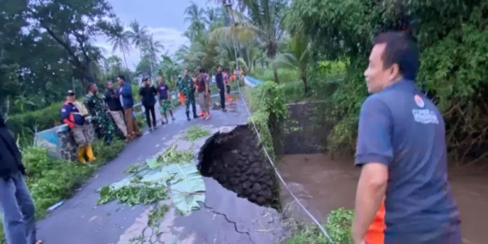 Tiga Jembatan Putus, Desa Terisolasi di Prajekan