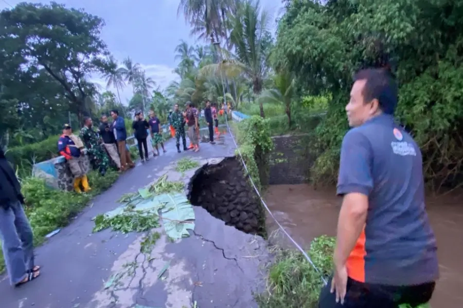 Tiga Jembatan Putus, Desa Terisolasi di Prajekan